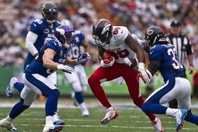 万圣节装扮跑 僵尸、巫女与超级英雄同场“追逐”